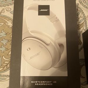 Bose QuietComfort 45 Over the Head Wireless Headphones White - QC45,New, Sealed